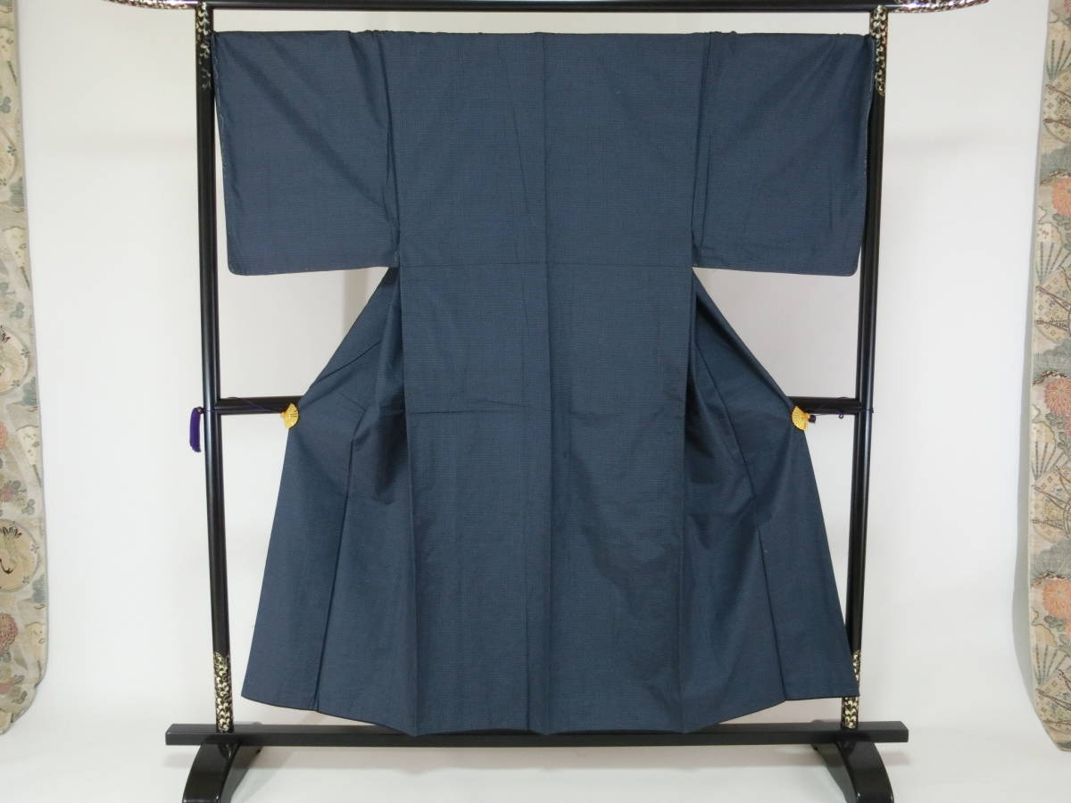 男着物 大島紬 プレミアム男物市 紺 縞 Q1531Ａ男物お仕立て上がり正絹白山紬青グレー地 【Z3427】Ｓビッグサイズ男物お仕立て上がり正絹大島紬　青色地に細かい柄