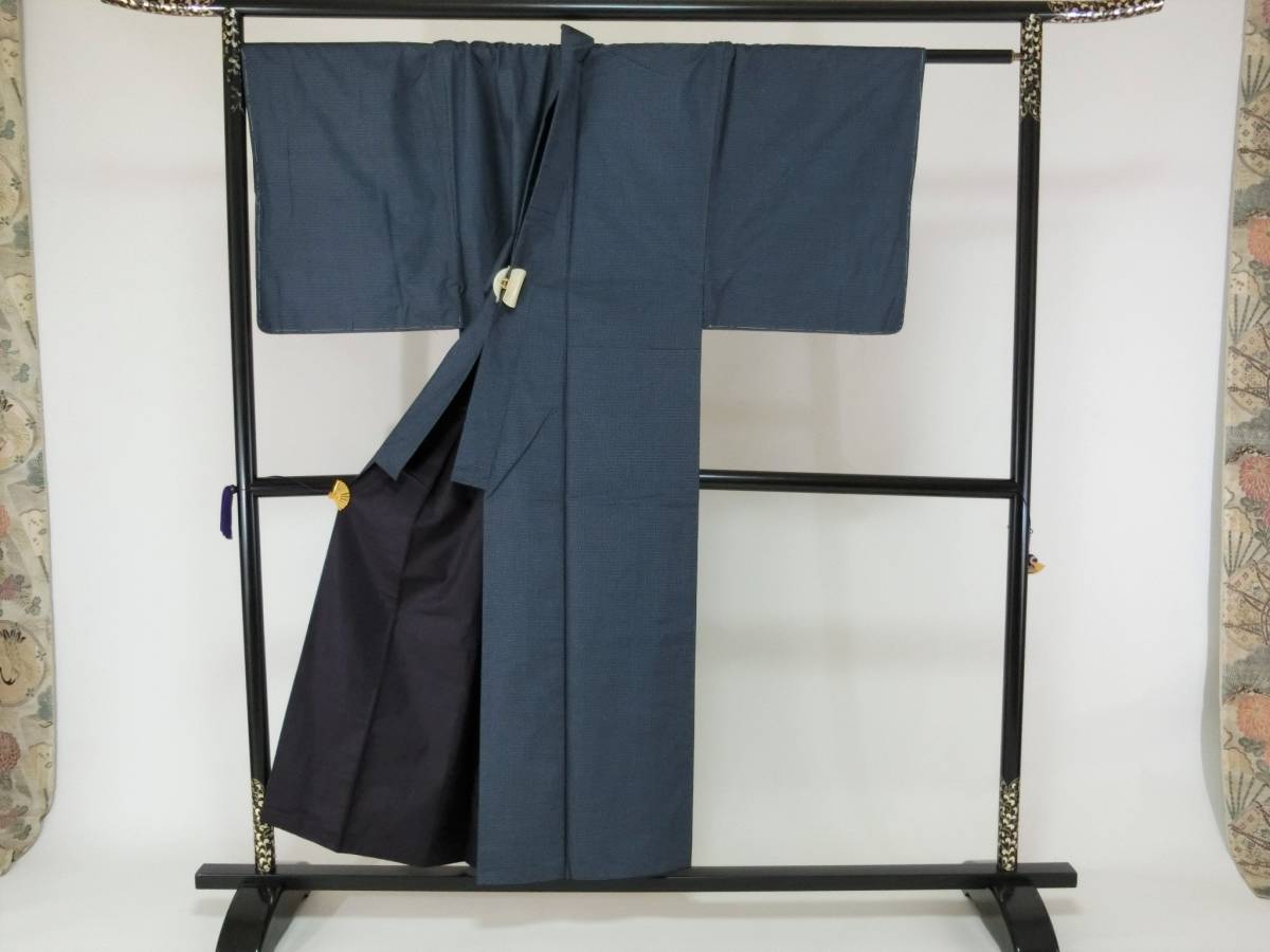 男着物 大島紬 プレミアム男物市 紺 縞 Q1531Ａ男物お仕立て上がり正絹白山紬青グレー地 【Z3427】Ｓビッグサイズ男物お仕立て上がり正絹大島紬　青色地に細かい柄