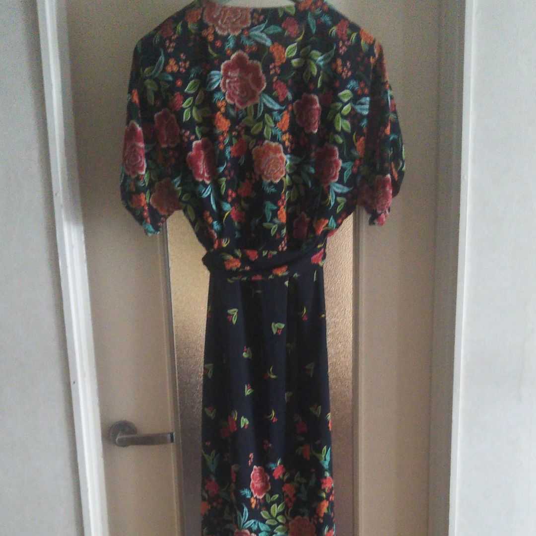 長谷川京子さん着用 Zara ザラ フェミニンな花柄カシュクールワンピース ワンピース 売買されたオークション情報 Yahooの商品情報をアーカイブ公開 オークファン Aucfan Com