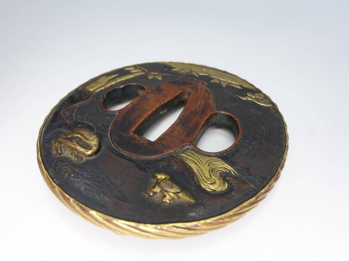 鍔】 銅地松竹高砂鶴亀象嵌丸鍔 66×66mm 重量：131g 厚み：5.4mm ○ 鐔