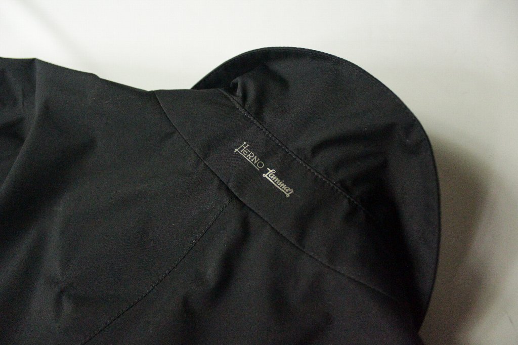 HERNO LAMINAR ヘルノラミナー レインハット付きのゴアテックス超軽量ステンカラーコート 黒 52(ステンカラーコート)｜売買された ...