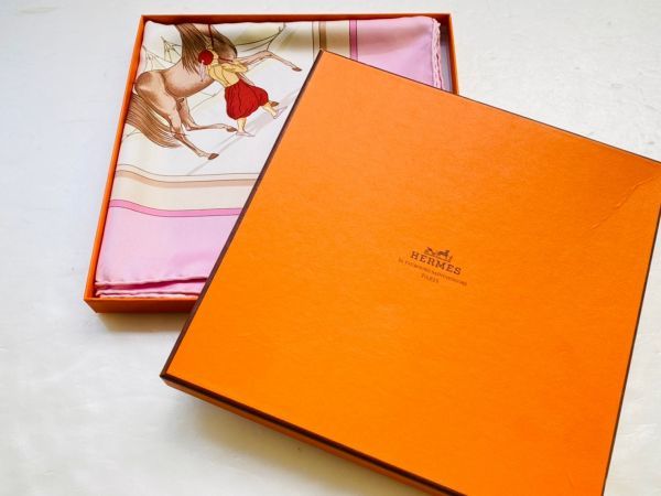 P021 I21 36 Hermes エルメス スカーフ ピンク Soie 100 Silk 箱付き 約 cm スカーフ 売買されたオークション情報 Yahooの商品情報をアーカイブ公開 オークファン Aucfan Com