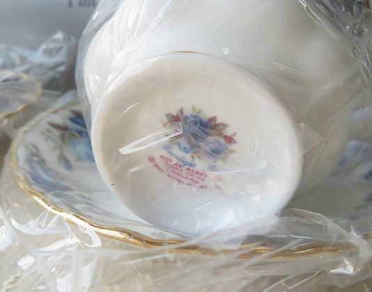 ロイヤルコペンハーゲン カップ&amp;ソーサー カップ＆ソーサー 公式通販 2客 2客セット 未使用 ブルーフルーテッド ロイヤルコペンハーゲンカップエンドソーサー2客セット Copenhagen Royal ラレーヌデローズ アイボリー三足カップソーサー メルカリ ☆ロイヤルドルトン 2客（お箱無し