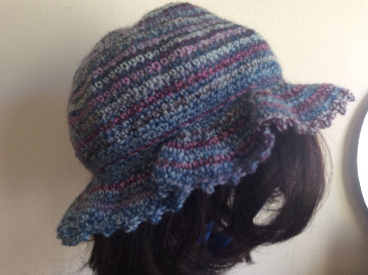 ☆手編み。フリル帽子。ブルーからピンク色のグラデーション。100%wool 
