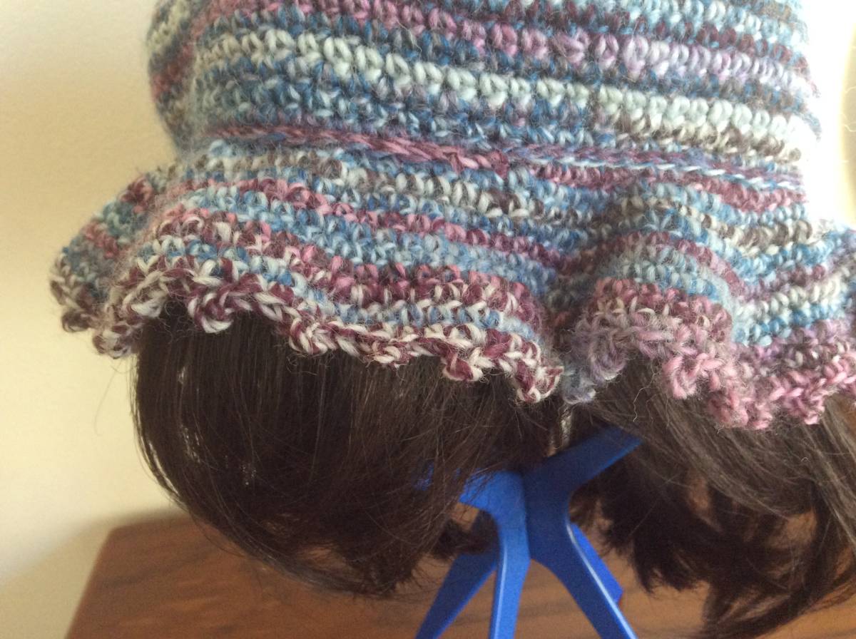 ☆手編み。フリル帽子。ブルーからピンク色のグラデーション。100%wool 