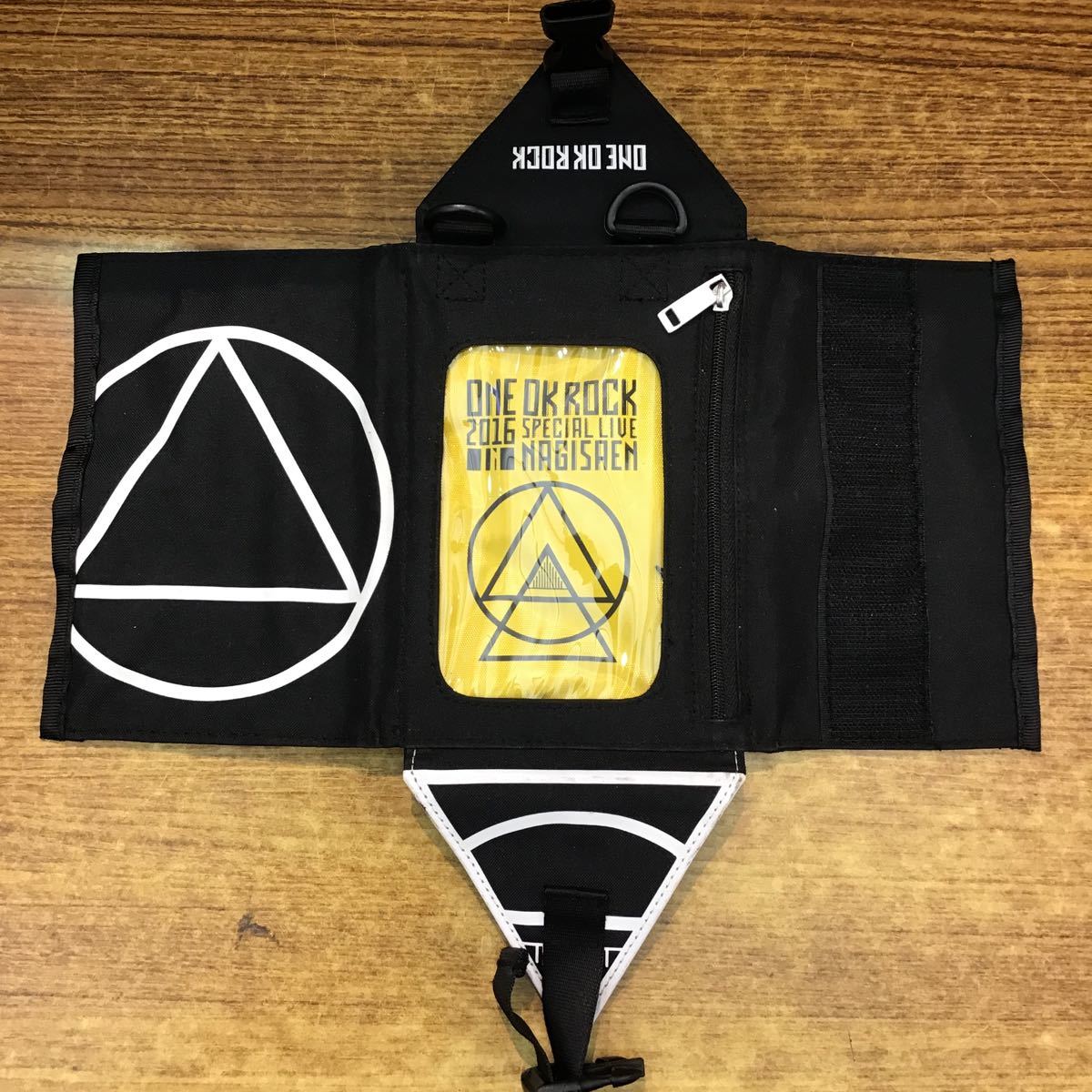 One Ok Rock ツアーグッズ ワンオク マルチスマホケース ラババンセット 15 16 18年ライブ財布 ポーチ ラバーバンド Taka その他 売買されたオークション情報 Yahooの商品情報をアーカイブ公開 オークファン Aucfan Com