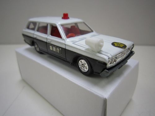 トミカ 日産 セドリック230ワゴン パトカー 窓あき 黒箱の箱無し 日本