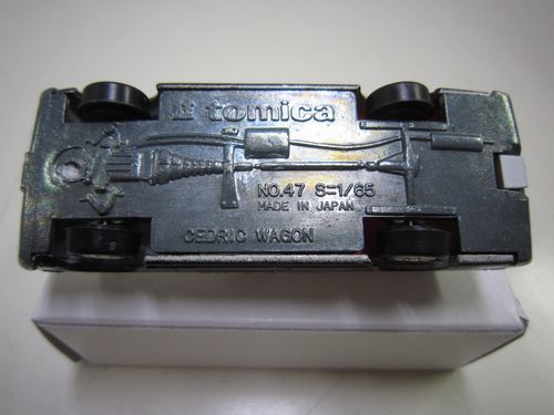 トミカ 日産 セドリック230ワゴン パトカー 窓あき 黒箱の箱無し 日本