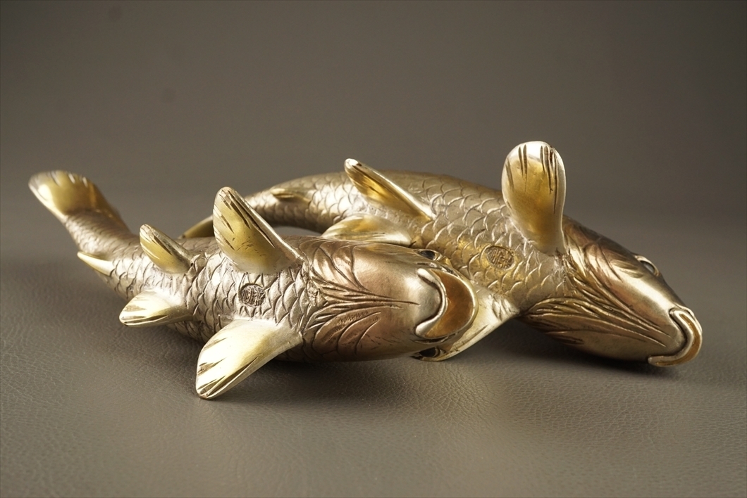 鋳銅 双魚 置物 秀正作 共箱 美品(K-YC829) 古多】秀正 双鯉 鋳銅 置物 a15◇在銘/共箱付/古美術(銅製)｜売買され