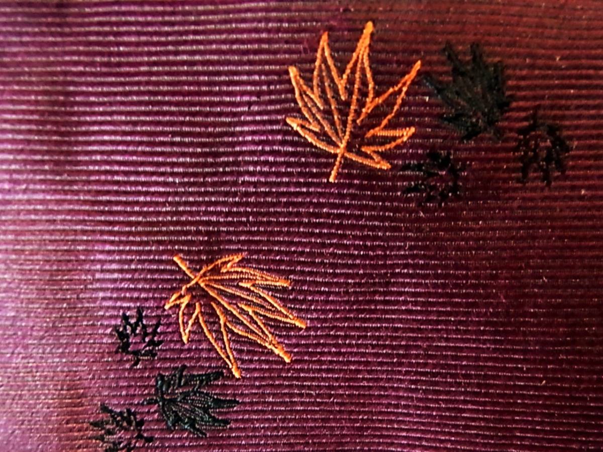 楓の葉の刺繍ネクタイ