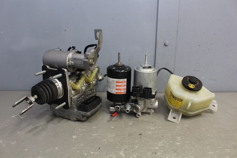 トヨタSAI 純正ブレーキブースターポンプ47070-47050