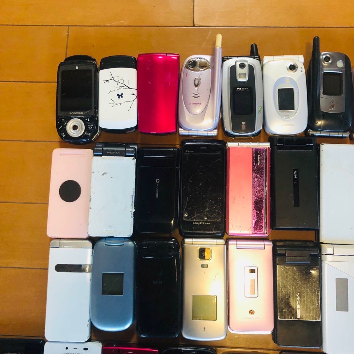 ガラケー スマホ各種 各キャリア バッテリー無し40台ジャンクまとめ 