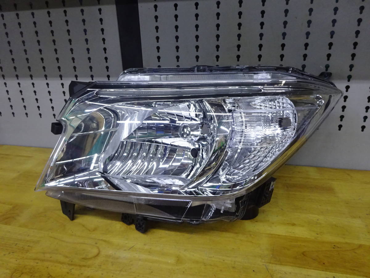アイシス ZGM10 HID ヘッドライト 右 KOITO 44-72(ヘッドライト)｜売買 