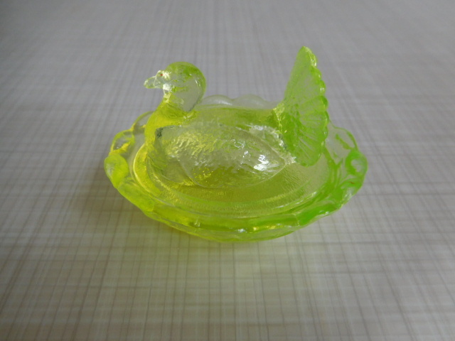 ウランガラス　鳥　小物入れ　キャニスター　置物 ウランガラス 置物 バード オブジェ ヴィンテージ中古 小鳥 北欧 小物