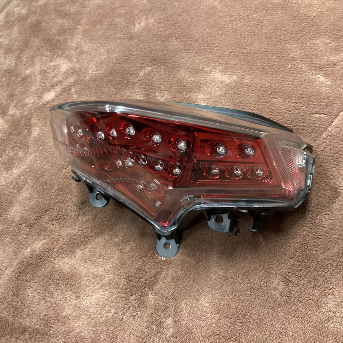マジェスティS SG28J-016xxx の テールランプ LED *1642726929 中古