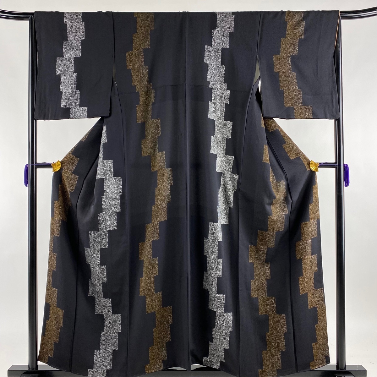 送料無料，限定SALE 小紋 秀品 幾何学 銀彩 墨色 袷 158cm 66.5cm M 正絹(仕立て上がり)｜売買されたオークション情報、yahooの商品情報をアーカイブ公開 - オークファン 仕立て上がり