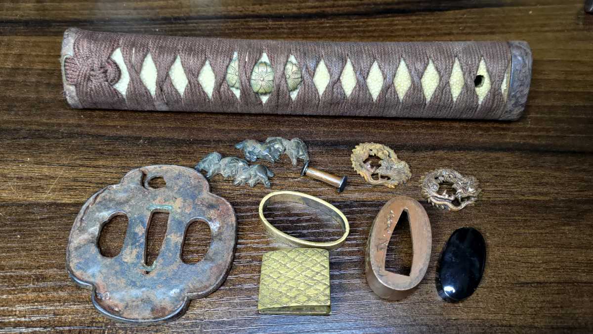 - Yahoo!オークション 「鯉口 金具」アンティーク、コレクションの落札 目貫 縁頭 鍔 江戸期金工作 揃い縁頭 無銘 赤銅地四分一肉 太刀金具 名作 正月 遊戯図 刀鍔目貫はばき切羽目釘鐺柄