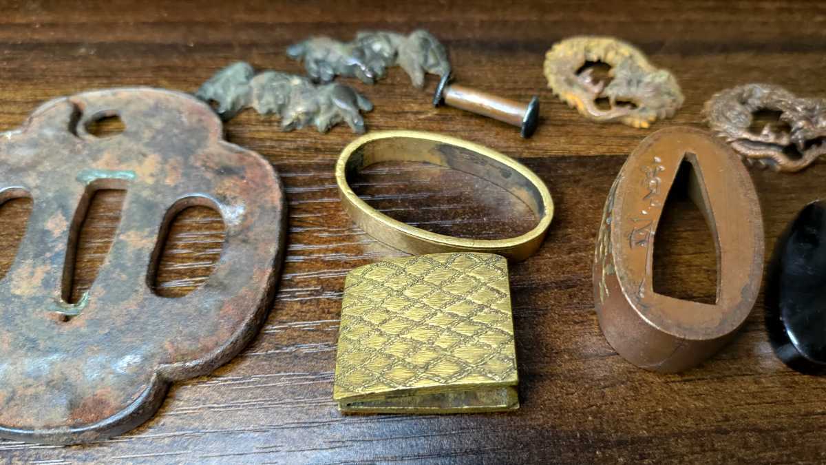 - Yahoo!オークション 「鯉口 金具」アンティーク、コレクションの落札 目貫 縁頭 鍔 江戸期金工作 揃い縁頭 無銘 赤銅地四分一肉 太刀金具 名作 正月 遊戯図 刀鍔目貫はばき切羽目釘鐺柄