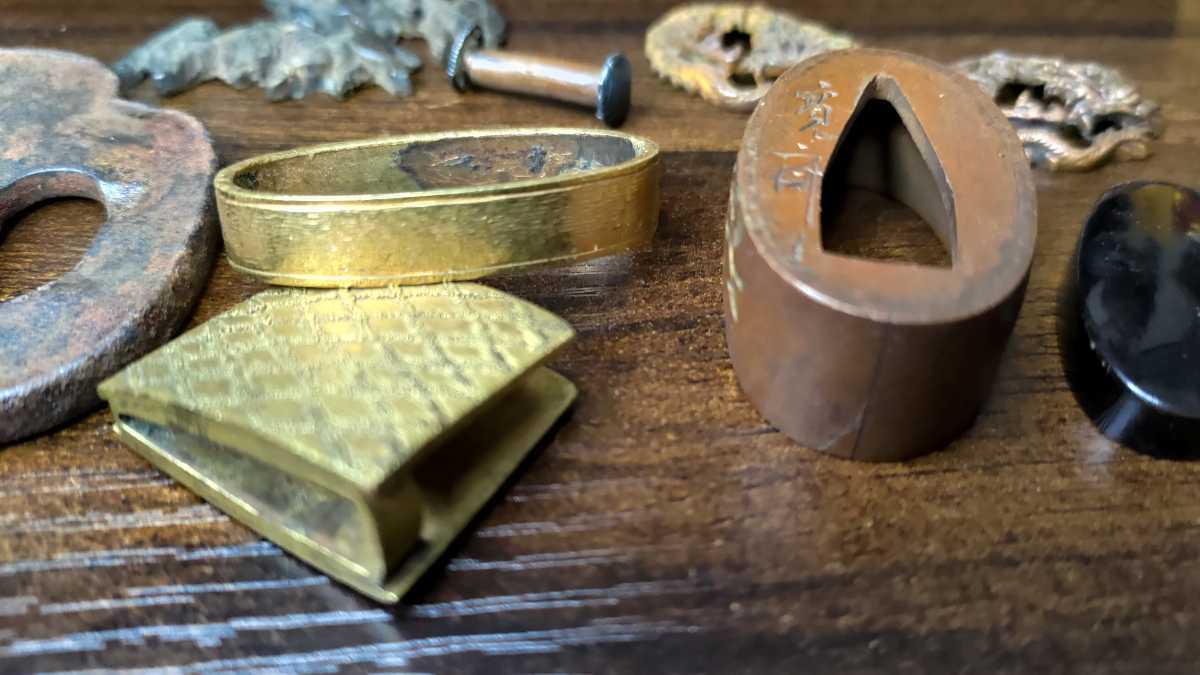 - Yahoo!オークション 「鯉口 金具」アンティーク、コレクションの落札 目貫 縁頭 鍔 江戸期金工作 揃い縁頭 無銘 赤銅地四分一肉 太刀金具 名作 正月 遊戯図 刀鍔目貫はばき切羽目釘鐺柄