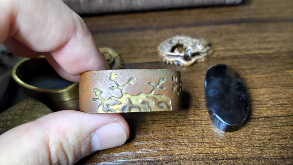 - Yahoo!オークション 「鯉口 金具」アンティーク、コレクションの落札 目貫 縁頭 鍔 江戸期金工作 揃い縁頭 無銘 赤銅地四分一肉 太刀金具 名作 正月 遊戯図 刀鍔目貫はばき切羽目釘鐺柄