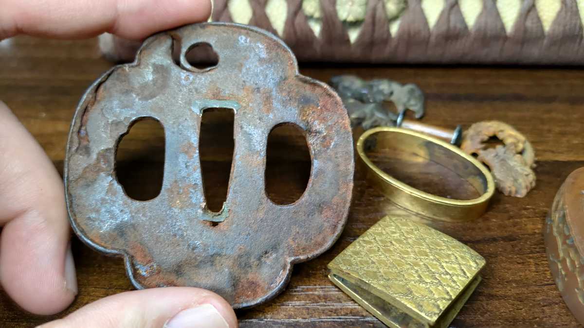 - Yahoo!オークション 「鯉口 金具」アンティーク、コレクションの落札 目貫 縁頭 鍔 江戸期金工作 揃い縁頭 無銘 赤銅地四分一肉 太刀金具 名作 正月 遊戯図 刀鍔目貫はばき切羽目釘鐺柄