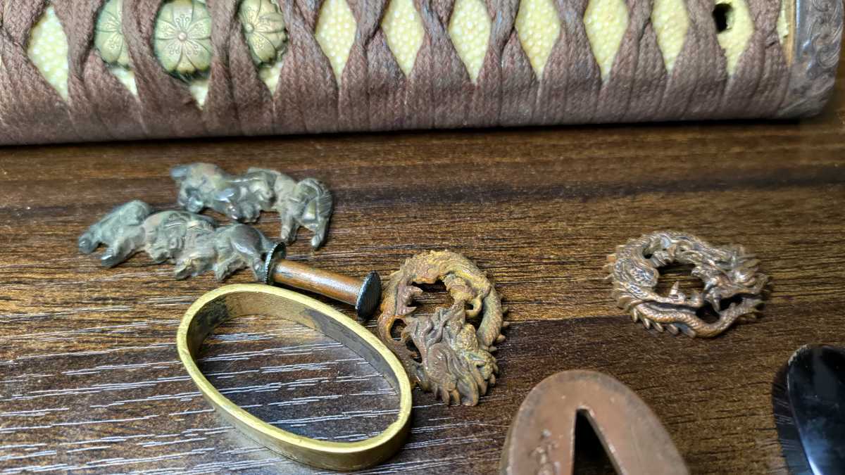 - Yahoo!オークション 「鯉口 金具」アンティーク、コレクションの落札 目貫 縁頭 鍔 江戸期金工作 揃い縁頭 無銘 赤銅地四分一肉 太刀金具 名作 正月 遊戯図 刀鍔目貫はばき切羽目釘鐺柄