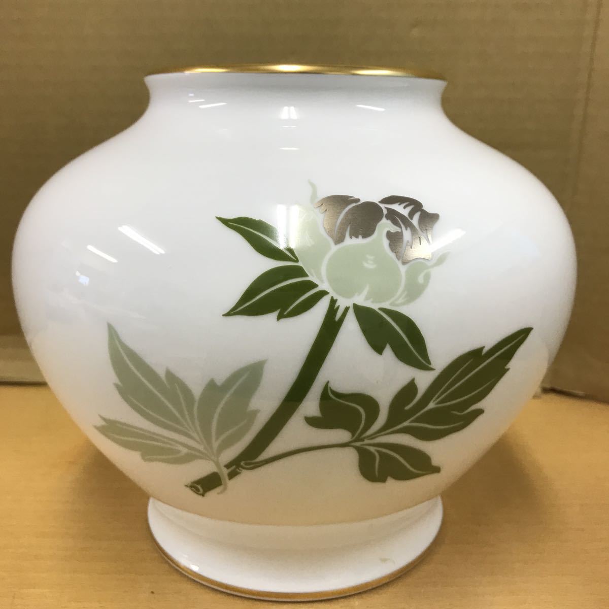 大倉陶園　牡丹柄金彩銀彩白磁花瓶 専用箱付 インテリア小物 大倉陶園 牡丹柄金彩銀彩白磁花瓶 専用箱付