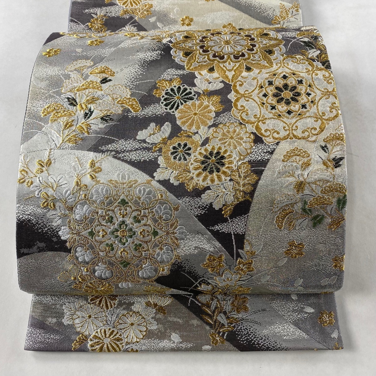 袋帯 秀品 華文 草花 箔 金糸 灰色 六通 正絹(仕立て上がり)｜売買され
