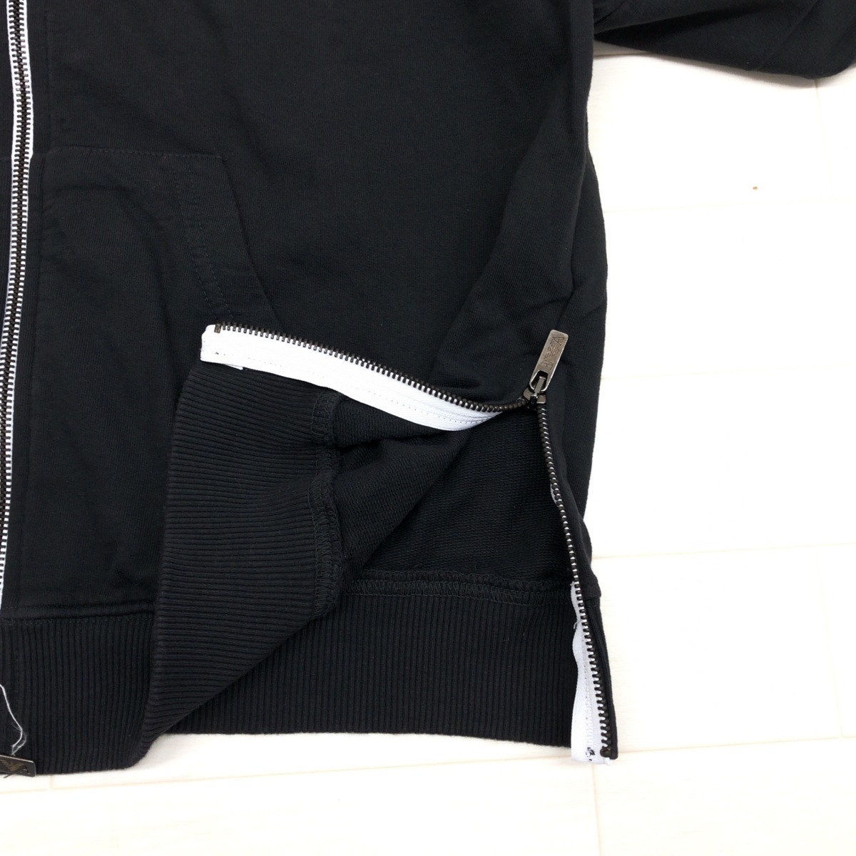 EMPORIO エンポリオ ARMANI アルマーニ エンポリオアルマーニ メンズ | ARMANI(エンポリオ アルマーニ) EA SWEATSHIRT ICONIC アルマーニの求人・転職ならiDA 銀座店が アルマーニ新たな旗艦店 ARMANI）」2025春夏コレクション