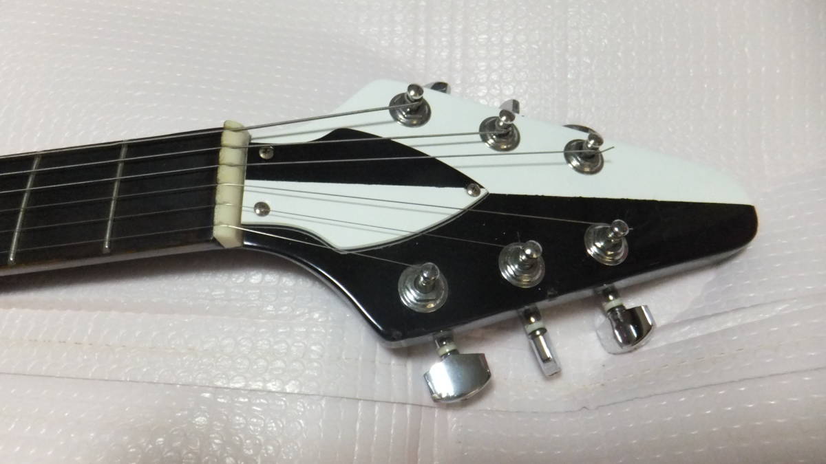 製造メーカー不明 フライングV マイケルシェンカー白黒カラー 中古品 