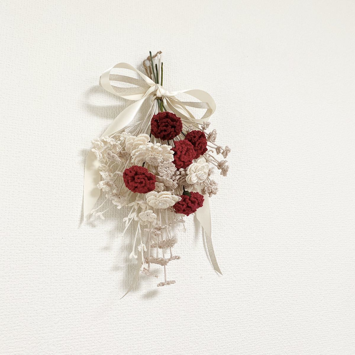 カーネーションのスワッグ 花束 壁飾り 母の日 プレゼント インテリア ハンドメイド レース編み ドライフラワー シュシュ 花 完成品 売買されたオークション情報 Yahooの商品情報をアーカイブ公開 オークファン Aucfan Com