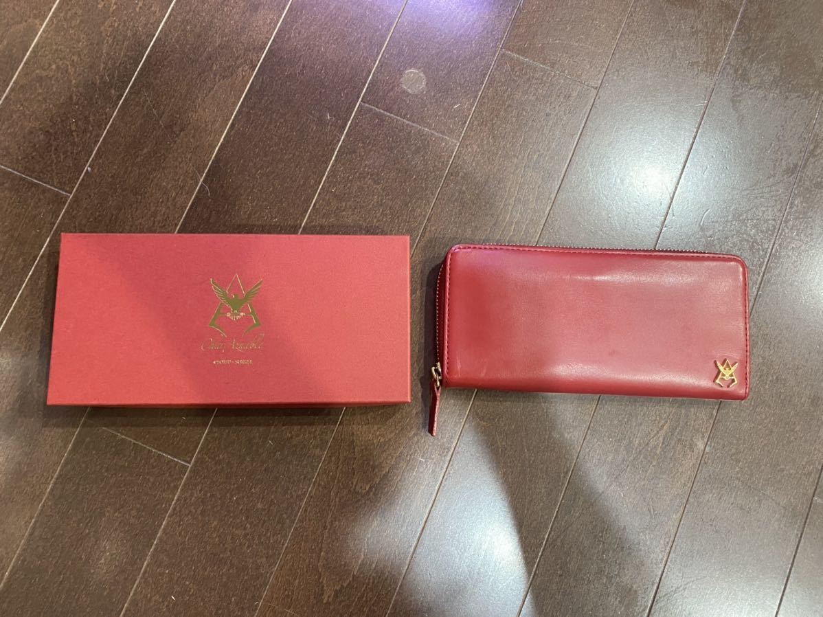 プレミアムバンダイ　シャア長財布 機動戦士ガンダム」より、黒の本革に「シャアマーク」のパーツが付いた