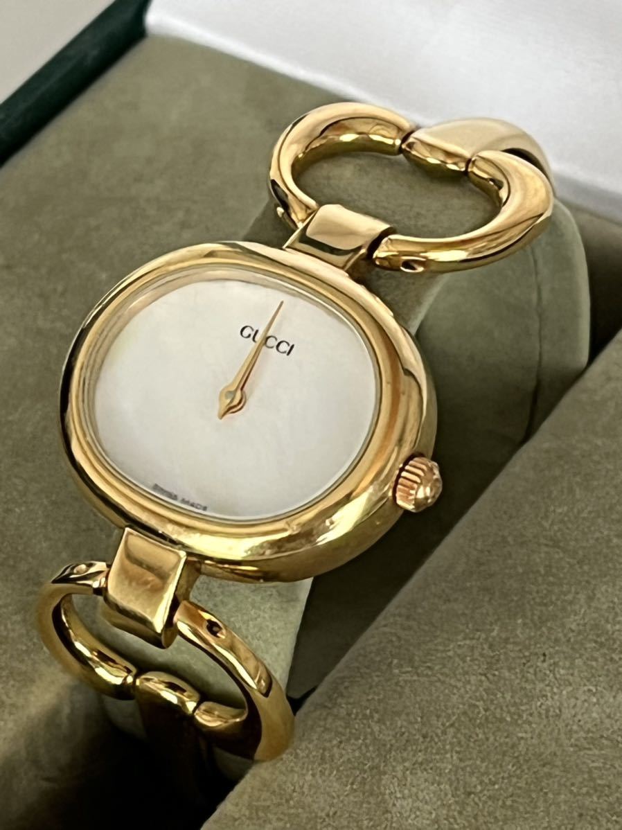 良品 稼動品 GUCCI グッチ レディース腕時計 ゴールド バングル シェル グッチ】GUCCI スイス製 ゴールド シェル文字盤が美しく可愛らしい