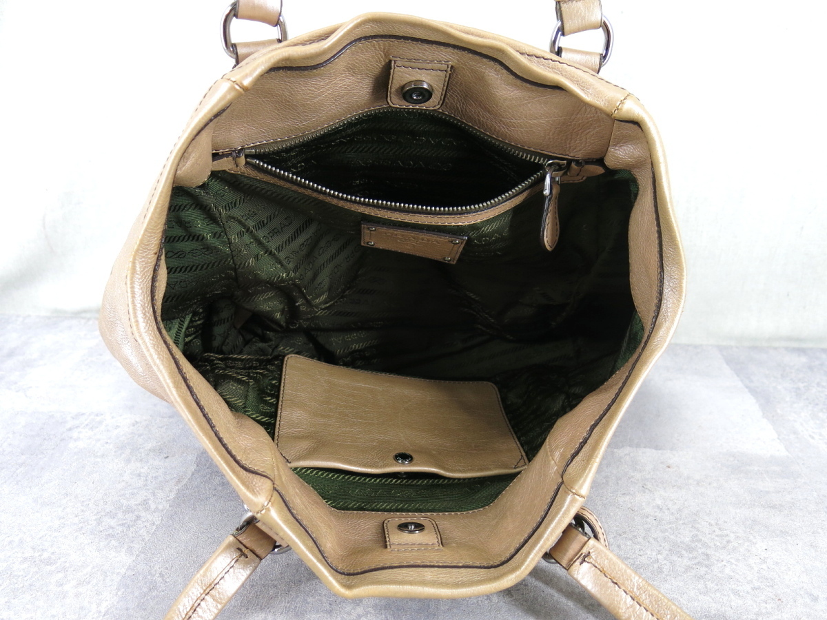 新品,爆買い ●PRADA プラダ●グラデーションカラー●カーフ レザー 本革●ショルダー バッグ●ベージュ系 SV金具●肩掛け●B5 収納 かばん●C2992