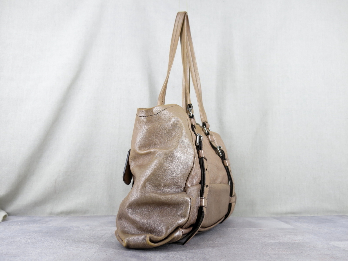 新品,爆買い ●PRADA プラダ●グラデーションカラー●カーフ レザー 本革●ショルダー バッグ●ベージュ系 SV金具●肩掛け●B5 収納 かばん●C2992