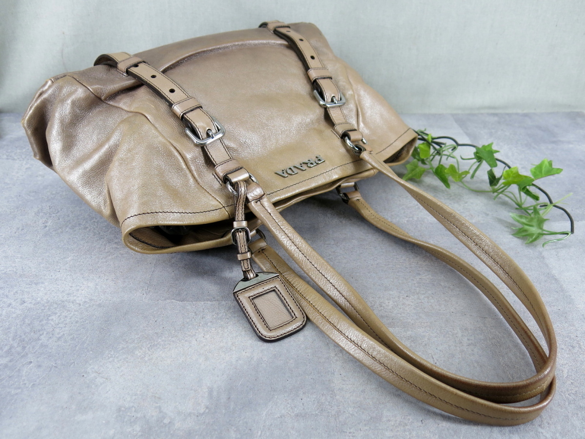 新品,爆買い ●PRADA プラダ●グラデーションカラー●カーフ レザー 本革●ショルダー バッグ●ベージュ系 SV金具●肩掛け●B5 収納 かばん●C2992