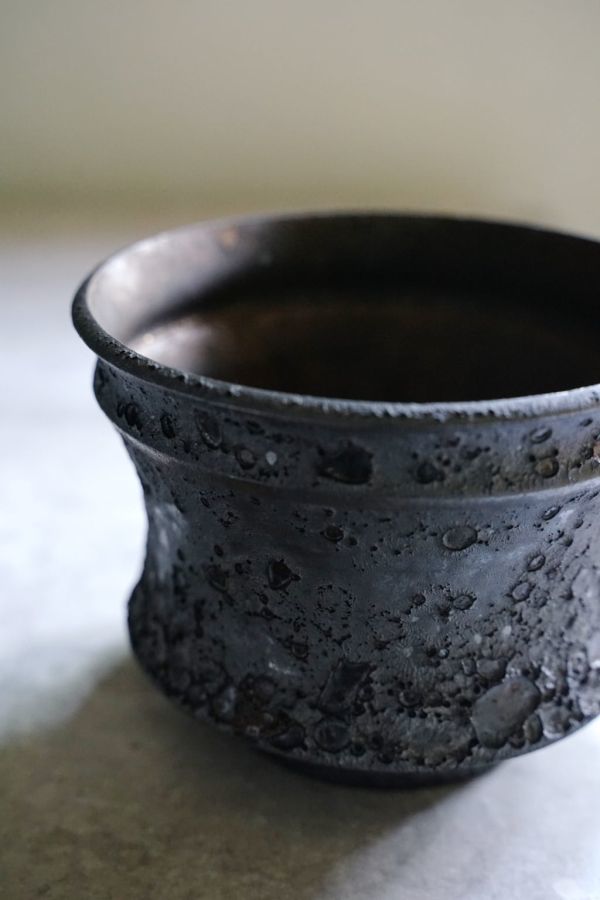 カタチ製作所 Mederu pot バレル Mサイズ Crater Black クレーター