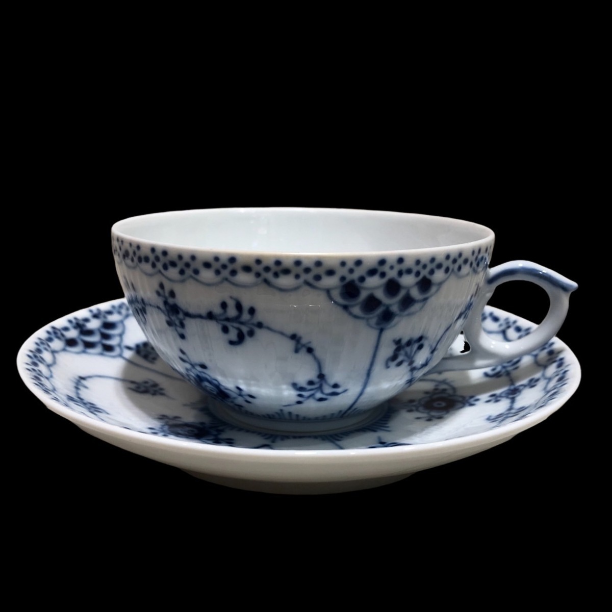 100%新品，正規品 1円 ロイヤルコペンハーゲン ブルーフルーテッド ハーフレース カップ＆ソーサー 1客 食器 ブルー系 なし(ロイヤルコペンハーゲン)｜売買されたオークション情報、yahooの商品情報をアーカ ロイヤルコペンハーゲン
