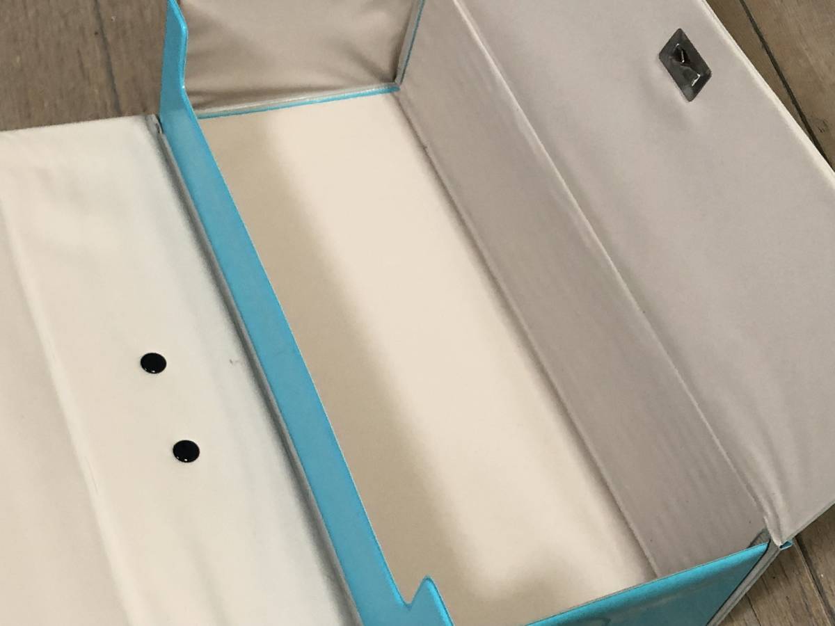 昭和おしゃれイラスト レトロ ヴィンテージ トランク型 カセットテープ