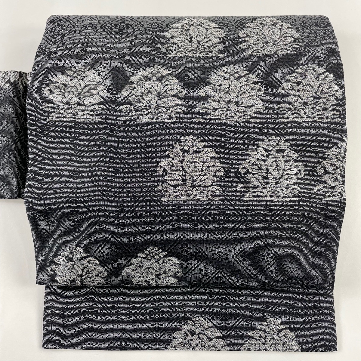 100%新品，お買い得 名古屋帯 秀品 草花 菱 銀糸 黒灰 正絹(仕立て上がり)｜売買されたオークション情報、yahooの商品情報をアーカイブ公開 - オークファン 仕立て上がり