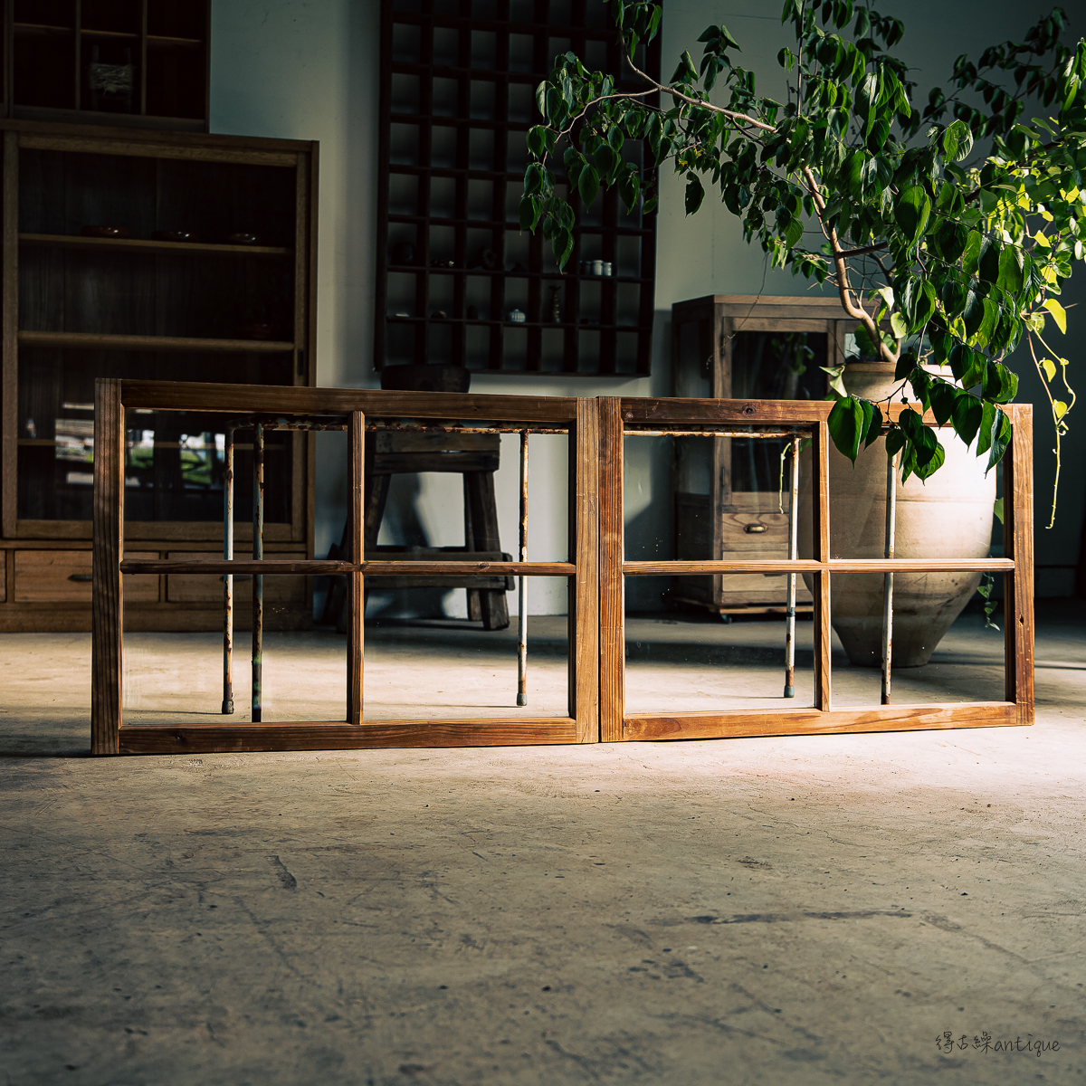 古建具] 2枚1組 small vintage wooden windows⁄真鍮鍵 赤身杉材の小窓