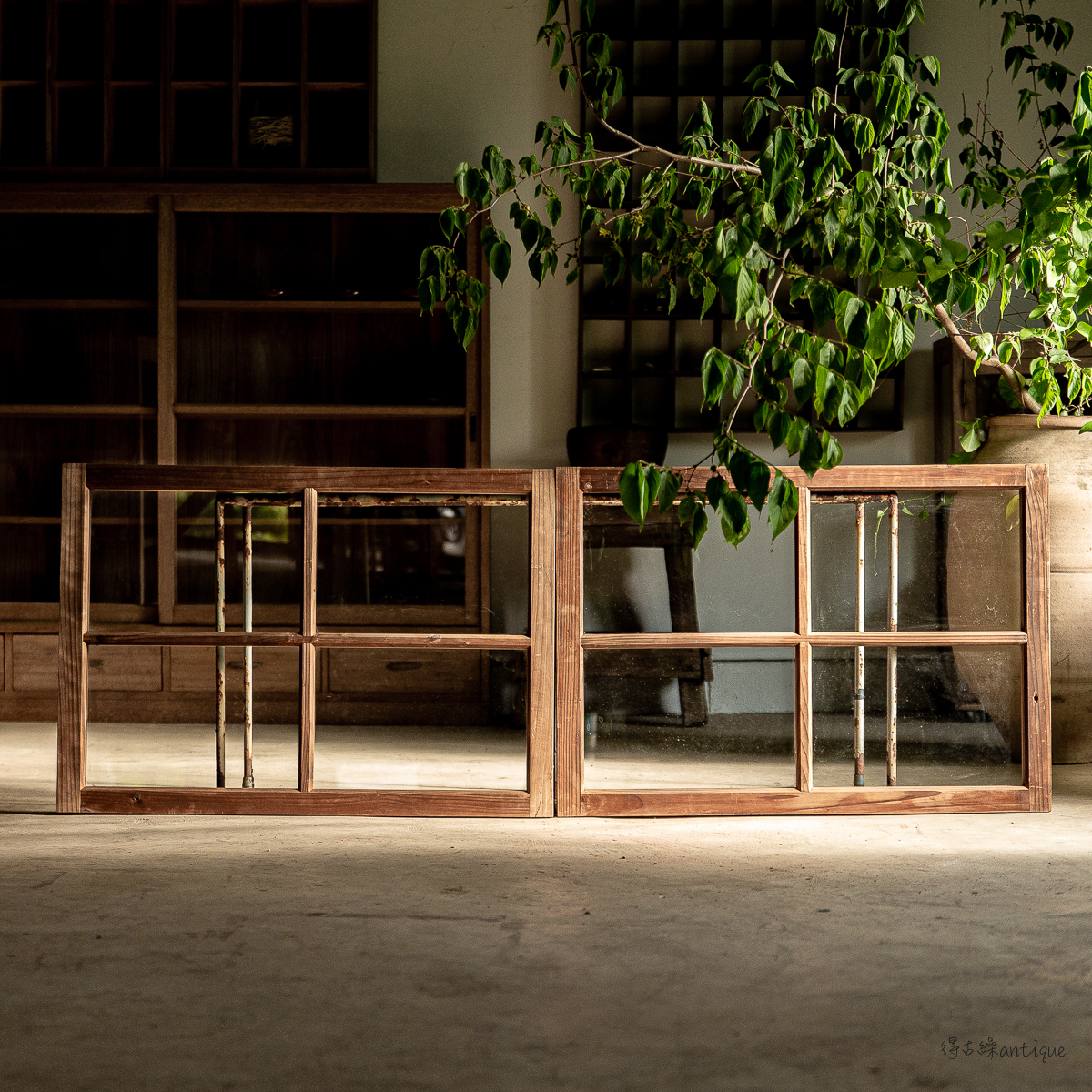 古建具] 2枚1組 small vintage wooden windows⁄真鍮鍵 赤身杉材の小窓