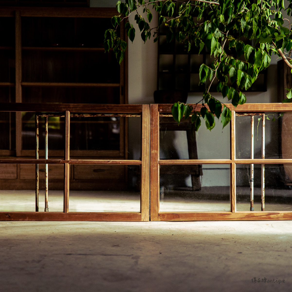 古建具] 2枚1組 small vintage wooden windows⁄真鍮鍵 赤身杉材の小窓