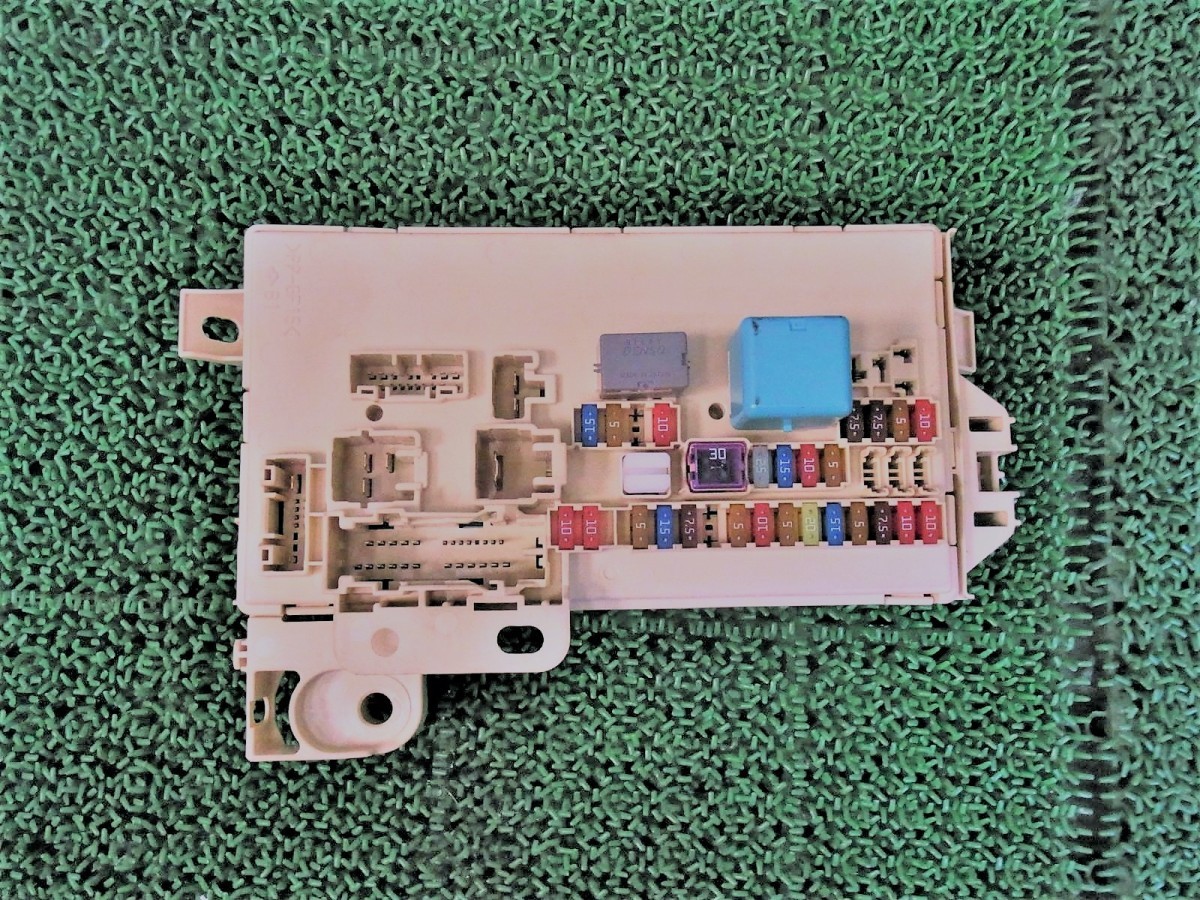 限定セール，安い 220610-G17 平成25年 ピクシスエポック LA300A 室内ヒューズボックス 82600-B2480 ミライース LA300S(トヨタ用)｜売買されたオークション情報、yahooの商品情報をアーカイブ公開 - オークファン トヨタ用