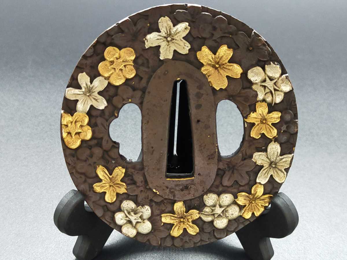 鉄鍔 縁起文字　金模様入り 刀装具　つば　日本刀　匿名発送 □6289 日本刀装具 刀鍔 細工 鍔 刀の鍔 金彩 城 武将 /扇