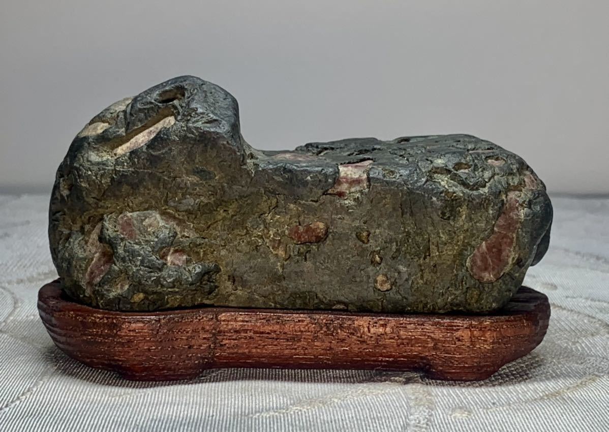 秩父の旧家より 横幅86cm高さ40cm約27.5kg大迫力 紫雲石 台座付き 鑑賞