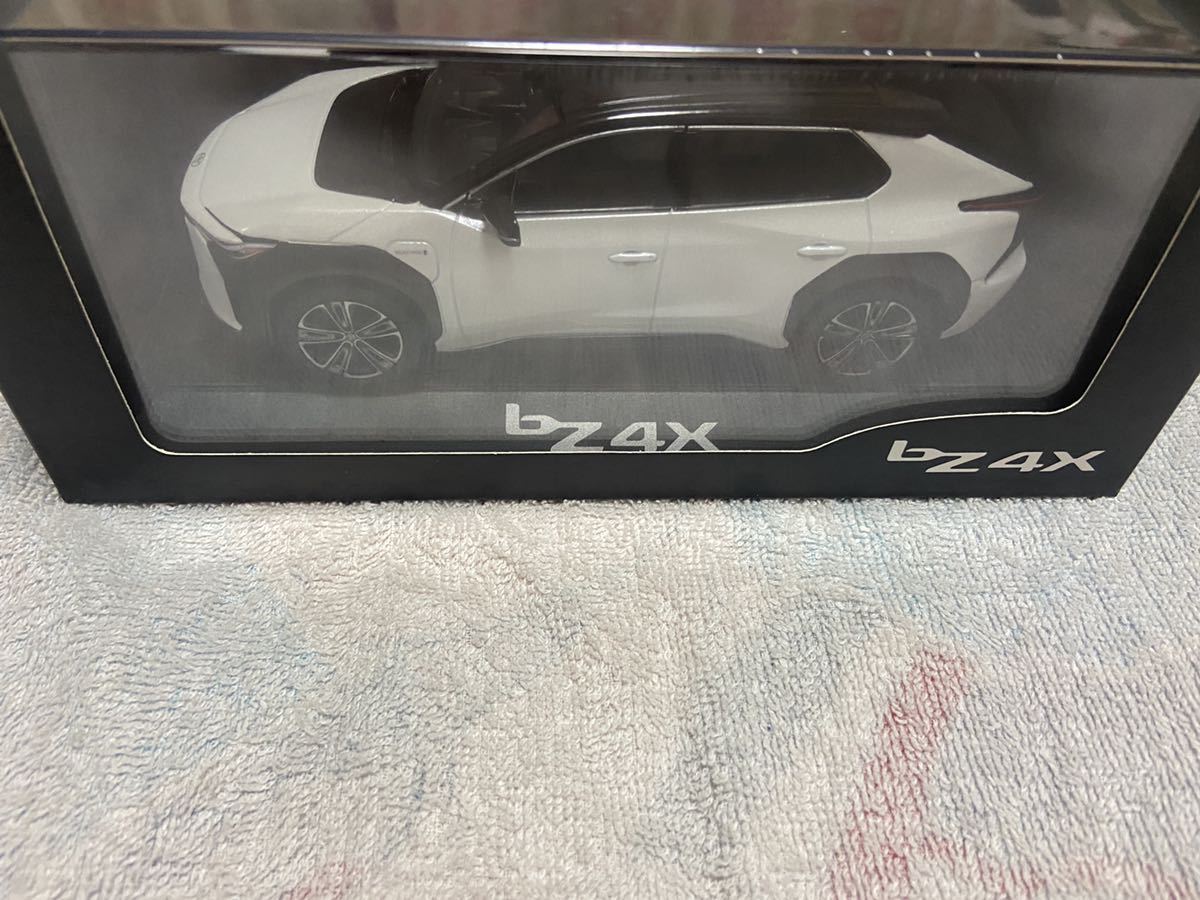 トヨタ カラーサンプル 新型bZ4X ミニカー 1⁄30 | プラチナホワイト