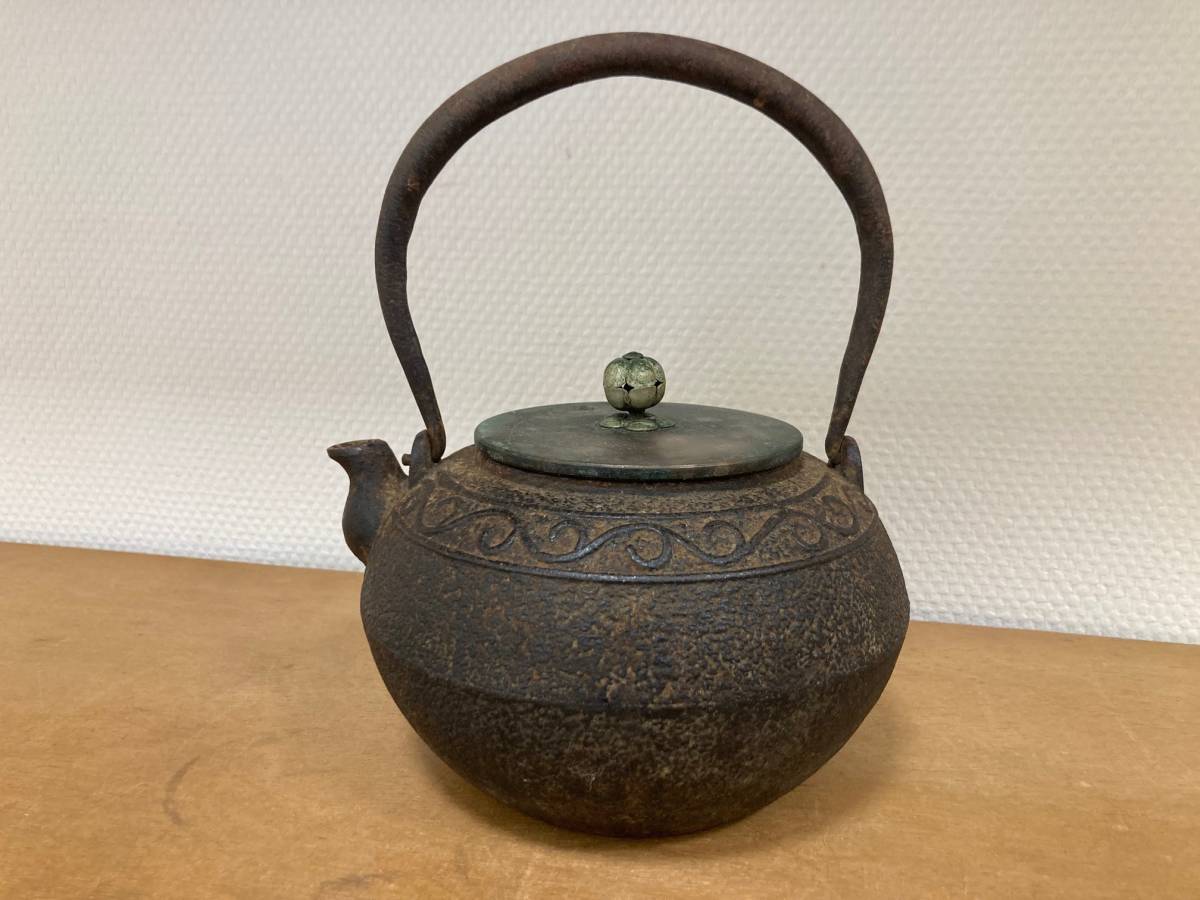 南部鉄瓶亀甲霰平宝珠形鉄瓶 (大・小)｜伝統的な霰紋様を縁起の 5954