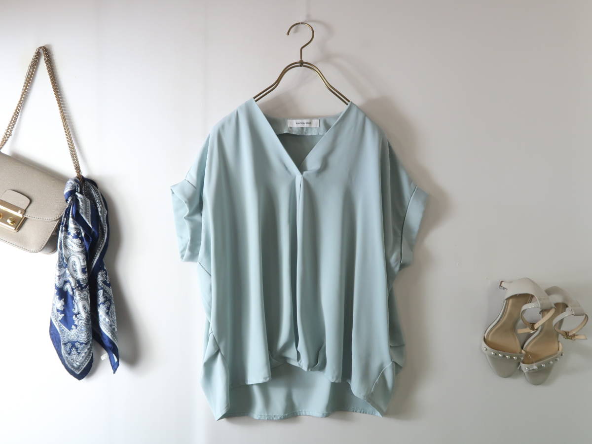 メイソングレイ MAYSON GREY☆【洗濯機OK】Vネックタックブラウス 2サイズ☆M-S 3422 タックワイドスリーブボートネックブラウス≪洗濯機で洗える≫ （ブルー） （ネイビー） GREY タックワイドスリーブボートネック 新色追加サーモサキソニーバックタックスキッパーブラウス≪洗濯機で洗える≫