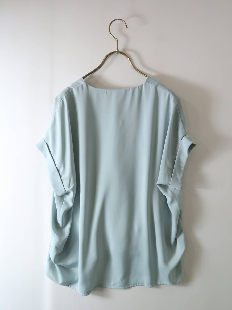 メイソングレイ MAYSON GREY☆【洗濯機OK】Vネックタックブラウス 2サイズ☆M-S 3422 タックワイドスリーブボートネックブラウス≪洗濯機で洗える≫ （ブルー） （ネイビー） GREY タックワイドスリーブボートネック 新色追加サーモサキソニーバックタックスキッパーブラウス≪洗濯機で洗える≫